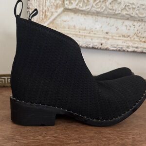 CHARLESTON SHOE CO. Black Textured Ankle Booties Barcelona Boot Core